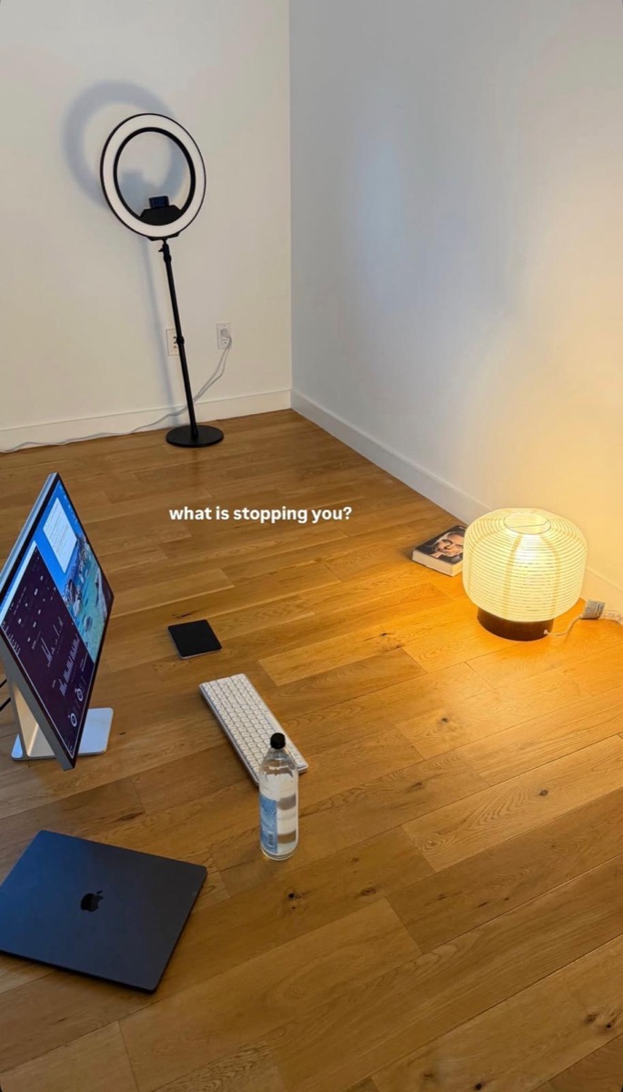 Arbeitsplatz mit Studio Display, MacBook und Tastatur auf dem Holzboden